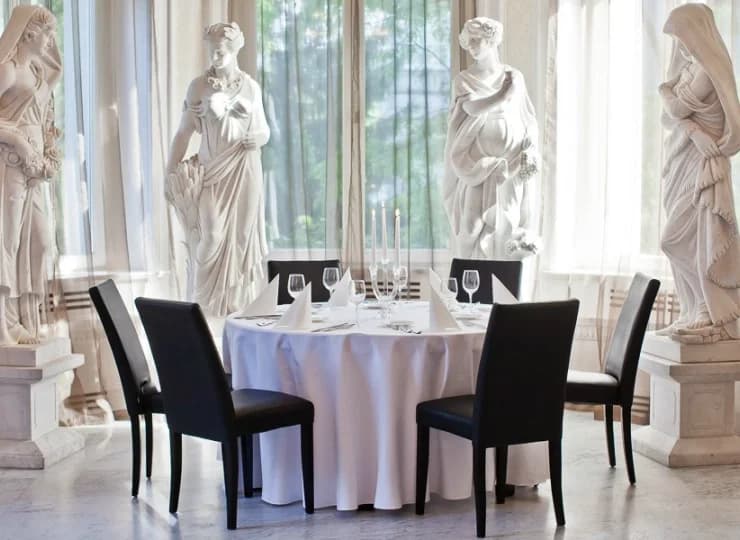 Pieczołowicie odrestaurowane posągi zdobią wnętrze restauracji