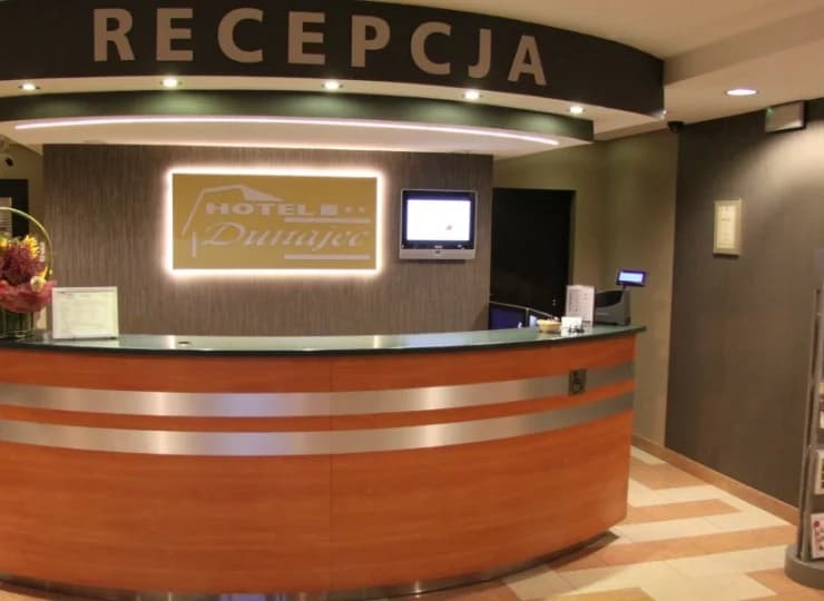 Hotelowa recepcja jest do dyspozycji gości przez całą dobę