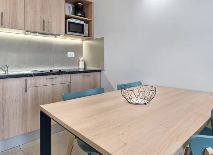 Aneks kuchenny z mikrofalówką i wygodny stół jadalny w apartamencie superior