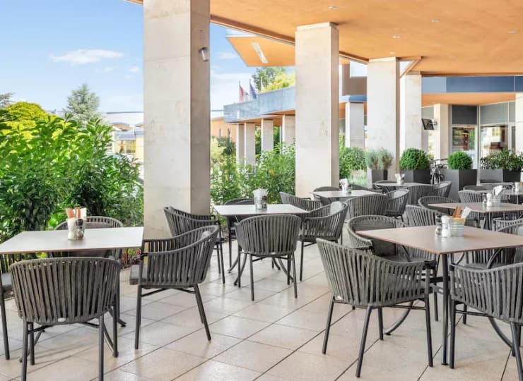 Restauracja posiada stoliki na tarasie