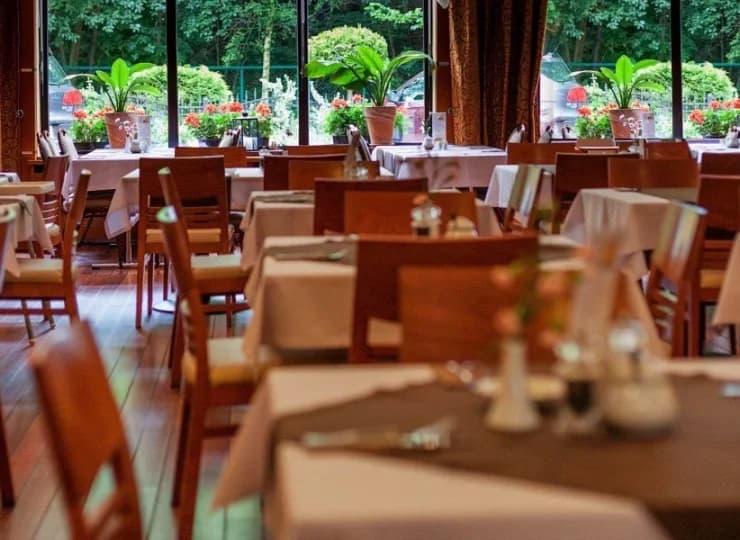 W hotelu znajdują się dwie restaurację: Restauracja Łososiowa i Zielona