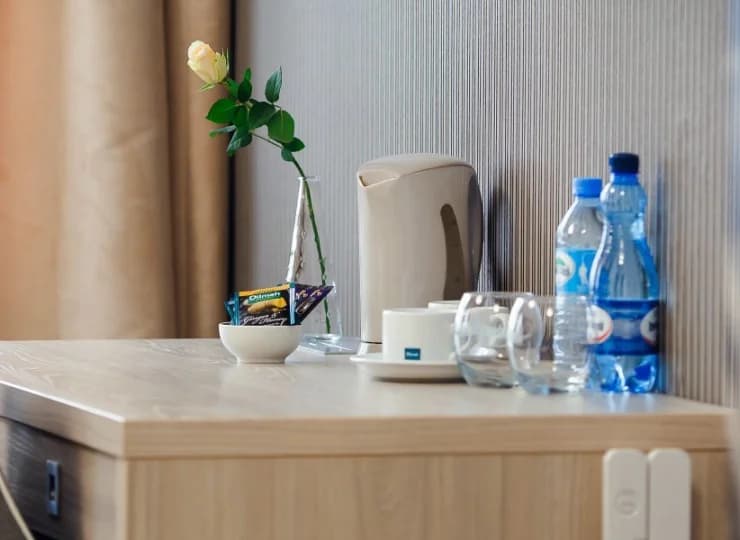 Dodatkowo, w każdym pokoju znajduje się funkcjonalne biurko