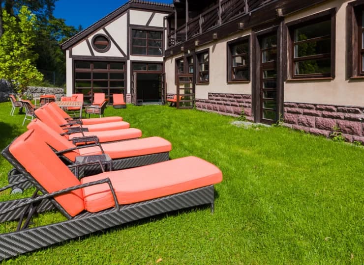 Hotel znajduje się w kameralnej okolicy