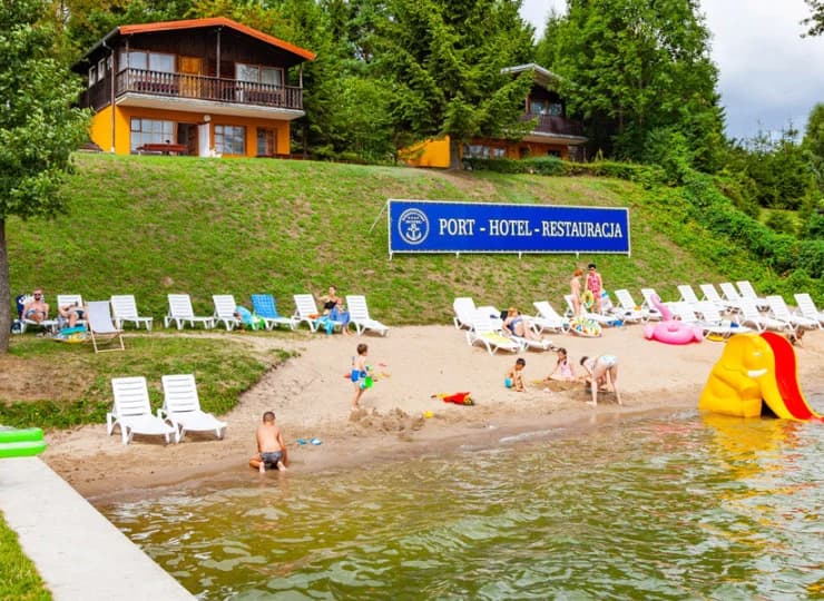 Goście mogą korzystać z plaży i przystani