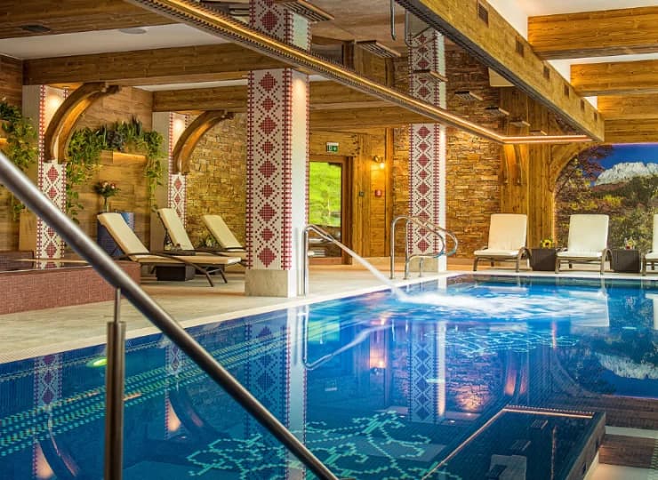 To hotel z basenem z podgrzewaną wodą solankową