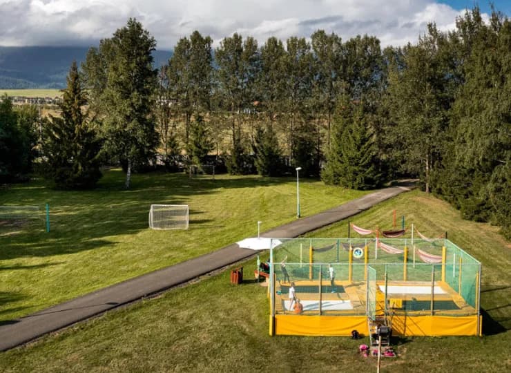 Boiska i trampoliny