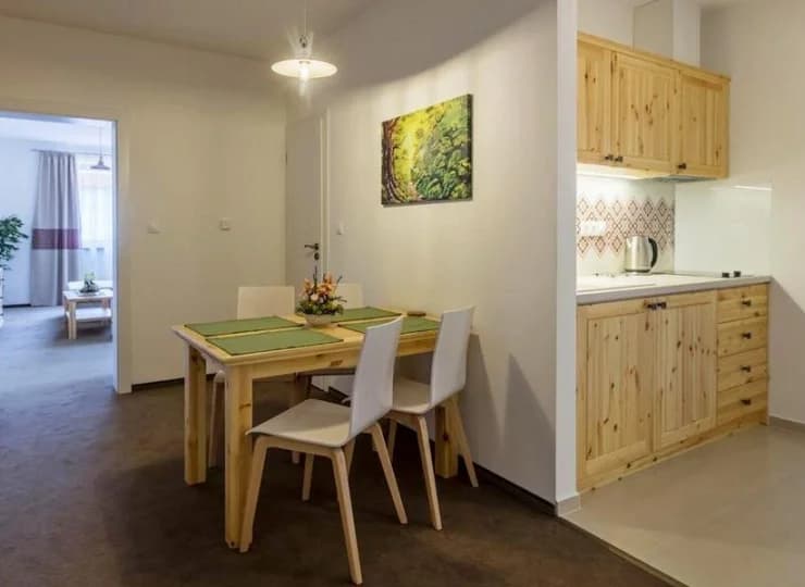 W apartamencie rodzinnym Smrek jest też aneks kuchenny i stół z krzesłami