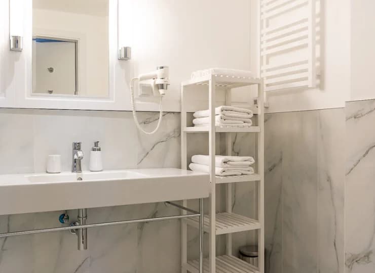 Do każdego apartamentu przynależy prywatna łazienka