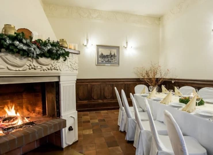 Zimą kominek dodaje uroku sali restauracyjnej