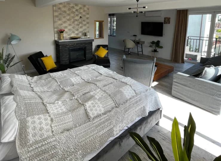 W apartamencie mieści się część wypoczynkowa i aneks kuchenny