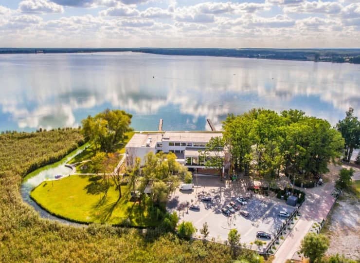 Hotel został zbudowany nad brzegiem jeziora Błędno