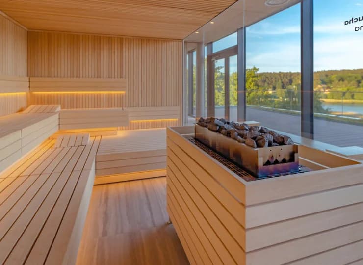 Nowoczesna strefa wellness z widokiem na jezioro na wyspie Wolin