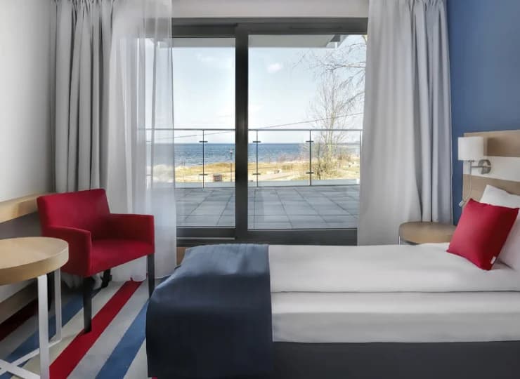 Wygodne pokoje Hotelu Skipper mają wyjście na wspólny taras