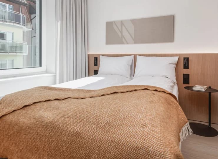 Sypialnia apartamentu z widokiem na dziedziniec