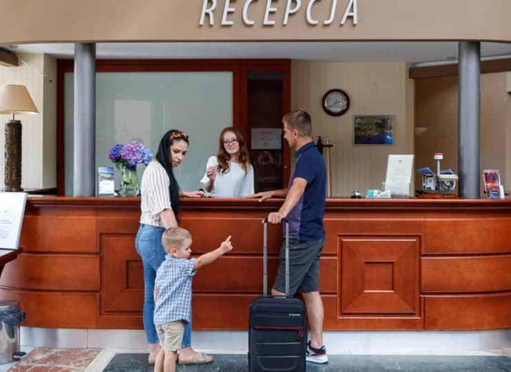 Pracownicy recepcji służą pomocą