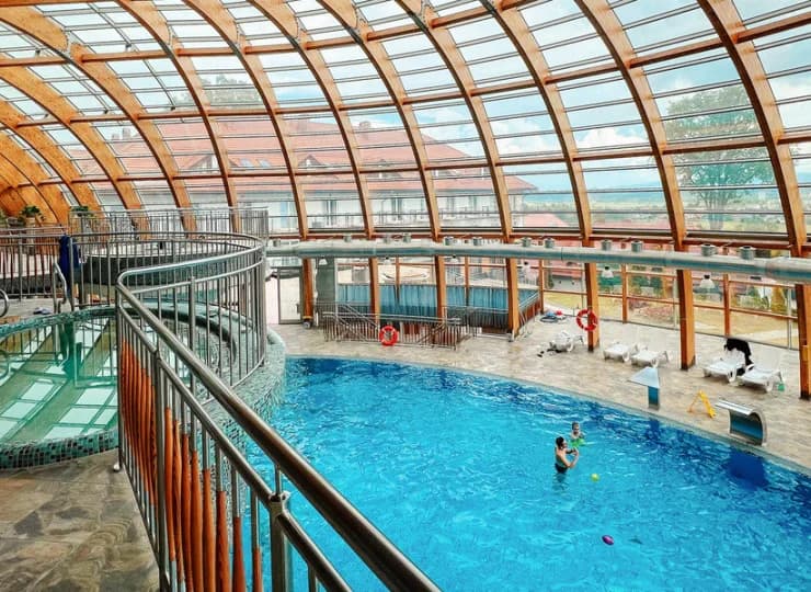 Hotel posiada dużą i nowoczesną przestrzeń basenową i wellness