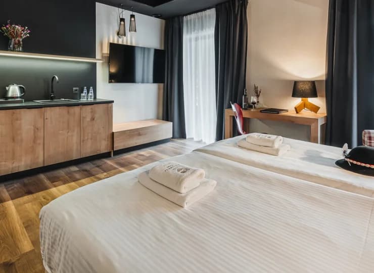 W pokoju standard plus mieści się aneks kuchenny, część pokoi posiada balkon