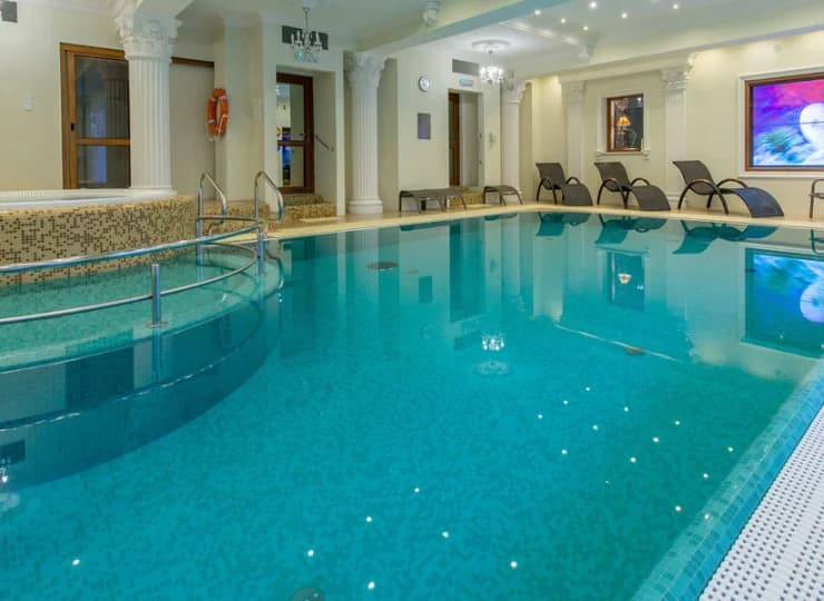 Sercem wewnętrznej strefy relaksu jest kryty basen otoczony leżakami i jacuzzi