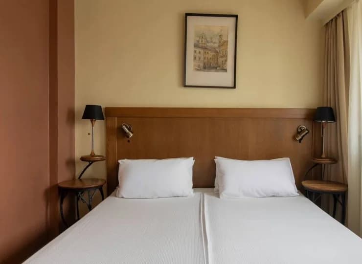 Na życzenie jest dostępny minibar, szlafroki i zestaw do prasowania
