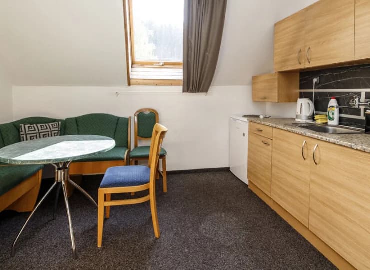 W ofercie są pokoje oraz apartamenty z aneksami kuchennymi