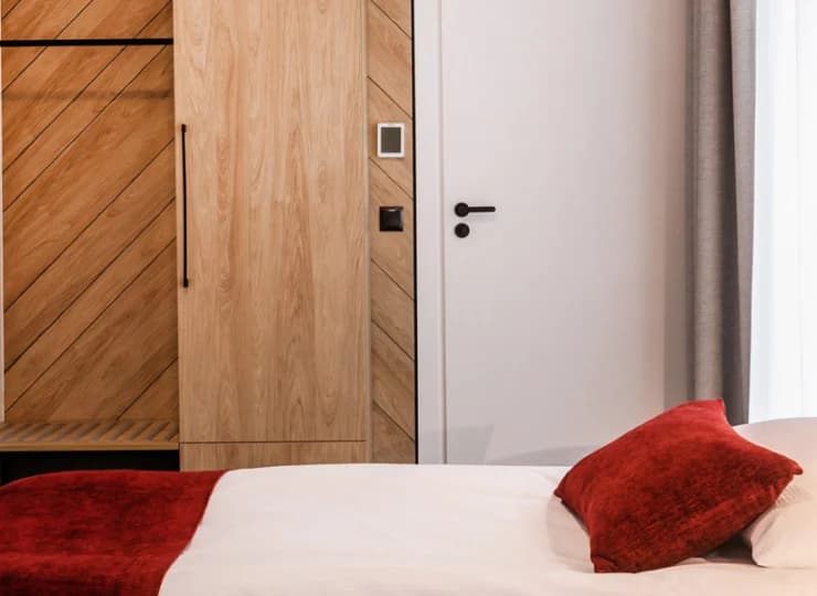 W pokojach znajdują się szafy garderobiane lub wnękowe