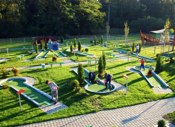 Jedną z dużych zewnętrznych atrakcji jest pole do minigolfa