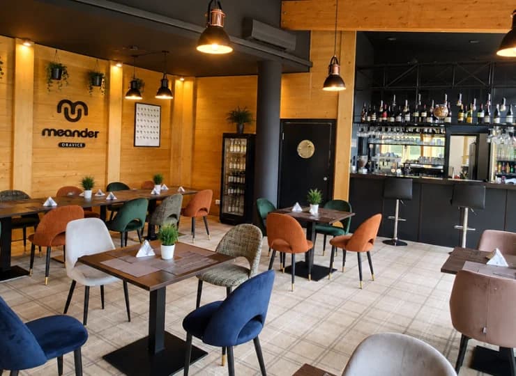 Główną restauracją kompleksu jest nowoczesna Restauracja Meander
