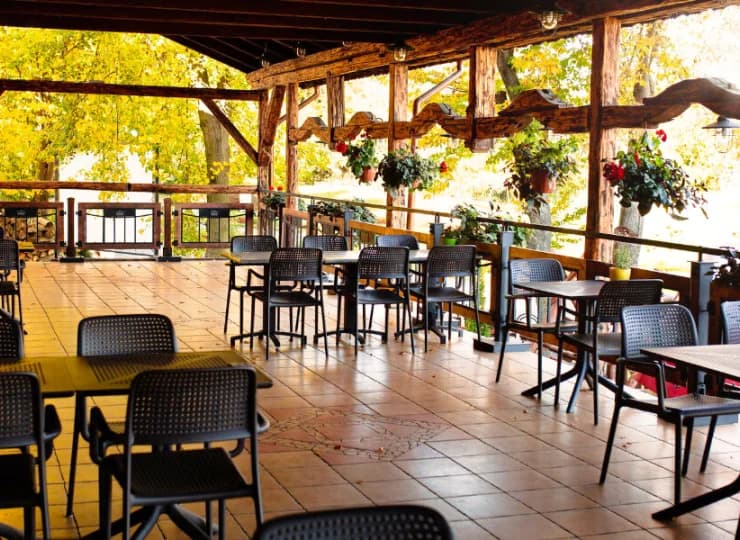 Latem restauracja zaprasza na tarasy