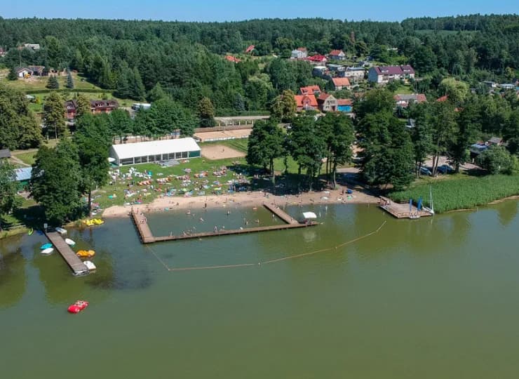 Nad brzegiem przygotowano infrastrukturę wypoczynkową z plażą i pomostem