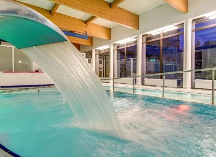 W basenie jest bicz wodny i jacuzzi