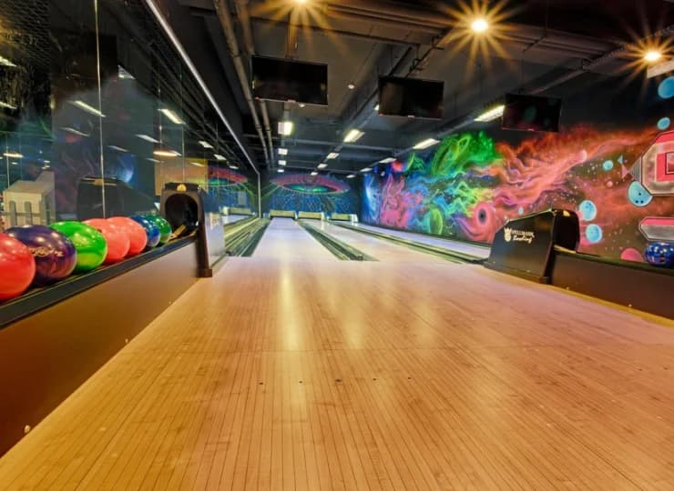 Przy hotelu działa m.in. kręgielnia SkyGames