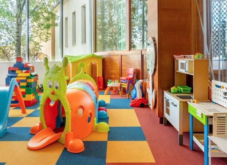 W razie niesprzyjającej pogody na dzieci czeka kolorowa sala zabaw