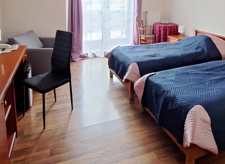 Pokoje są klimatyzowane, wyposażone w minibar, smart TV, sejf, dostęp do Wi-Fi