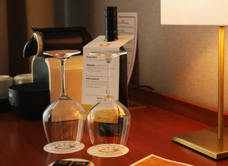 W pokojach Premium i De Lux oprócz czajnika jest ekspres do kawy