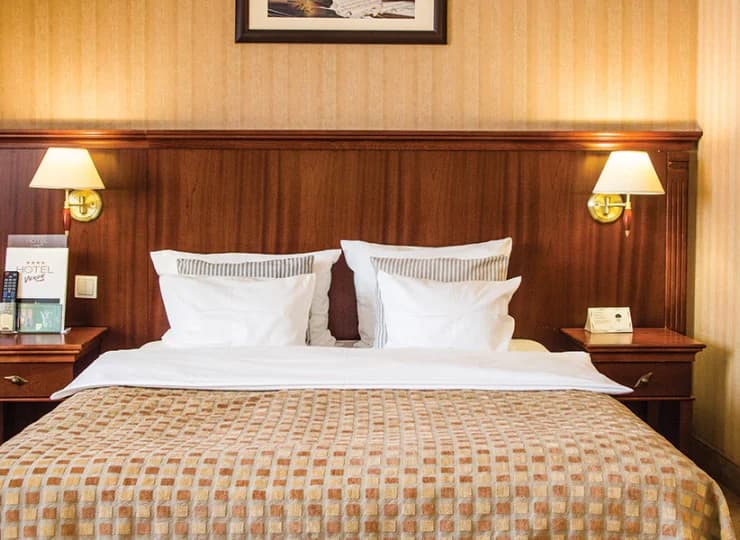 Klimatyzowane pokoje Lux znajdują się w części 4* hotelu