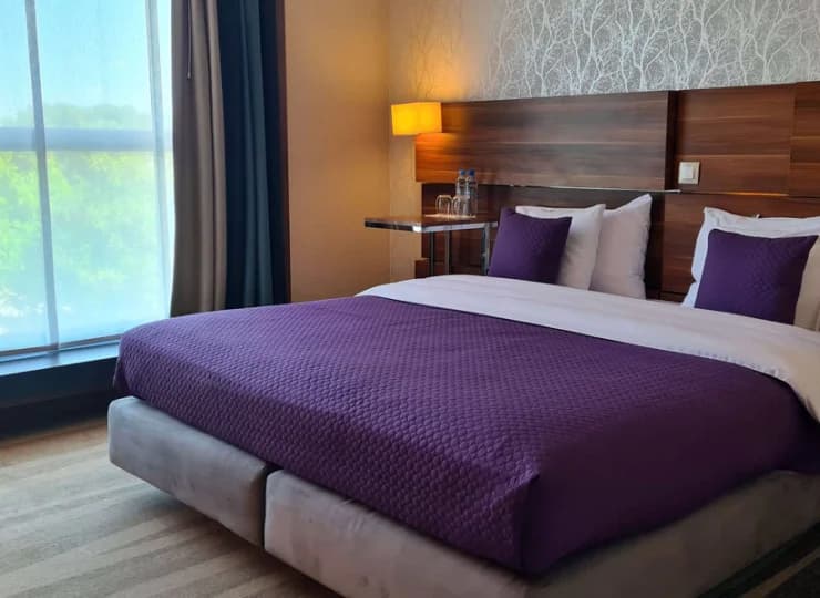 Apartament ma odrębną sypialnię i pokój dzienny z częścią wypoczynkową
