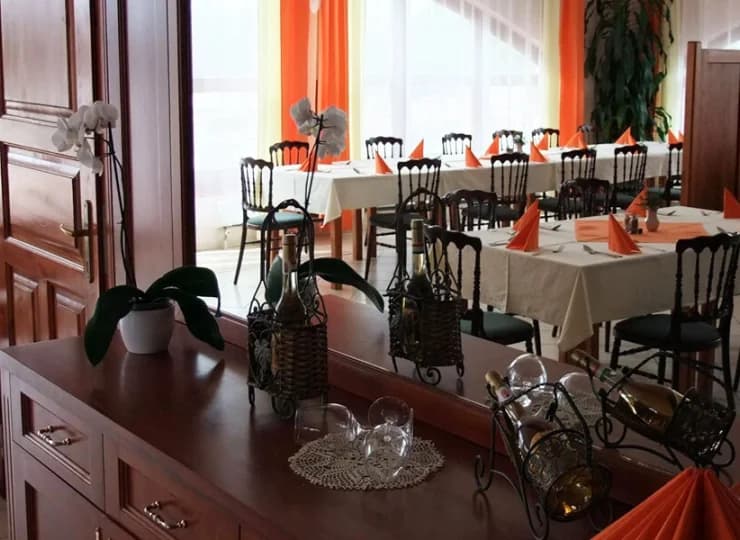 W hotelu mieści się restauracja oraz winiarnia