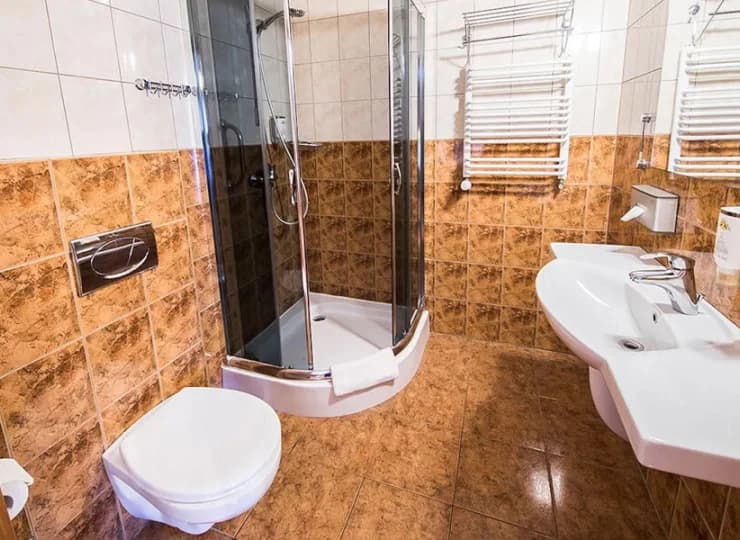 W łazienkach znajduje się prysznic oraz komplet ręczników i kosmetyków