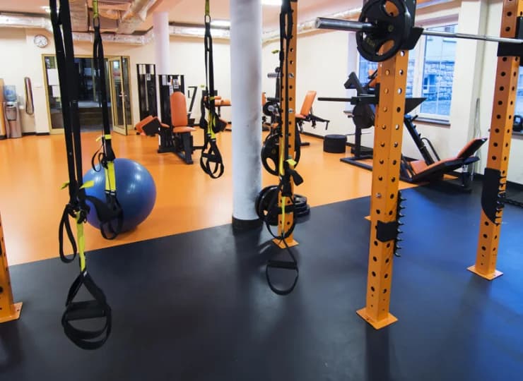 Na gości czeka tutaj profesjonalna siłownia oraz sala fitness