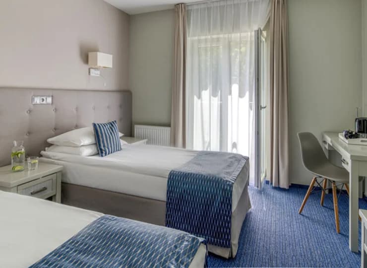 W wyposażeniu: TV, telefon, WiFi, sejf, minibar, zestaw do parzenia kawy/herbaty