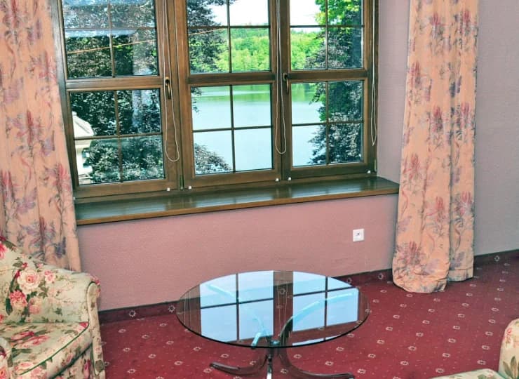 Przez okna można podziwiać piękny park lub widok na jezioro