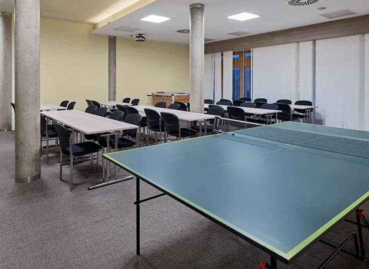 Przygotowano także kącik zabaw dla dzieci, stół do ping ponga, piłkarzyki, darty