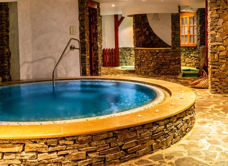Wewnętrzne jacuzzi w strefie wellness