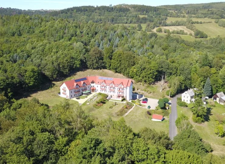 Hotel znajduje się w sercu czeskiej przyrody