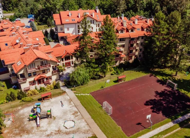 Na zewnątrz czeka boisko, plac zabaw dla dzieci oraz siłownia