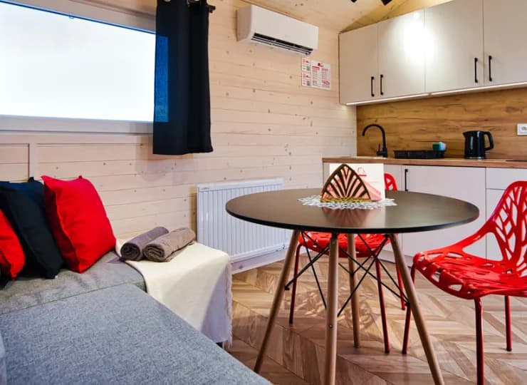 Salon z aneksem kuchennym w domku Exclusive nr 13 VIP JACUZZI