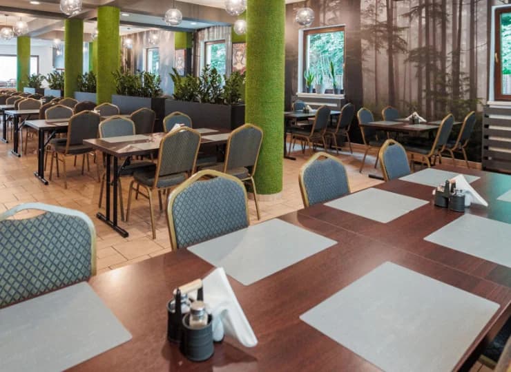 Hotelowa restauracja specjalizuje się m.in. w daniach kuchni europejskiej