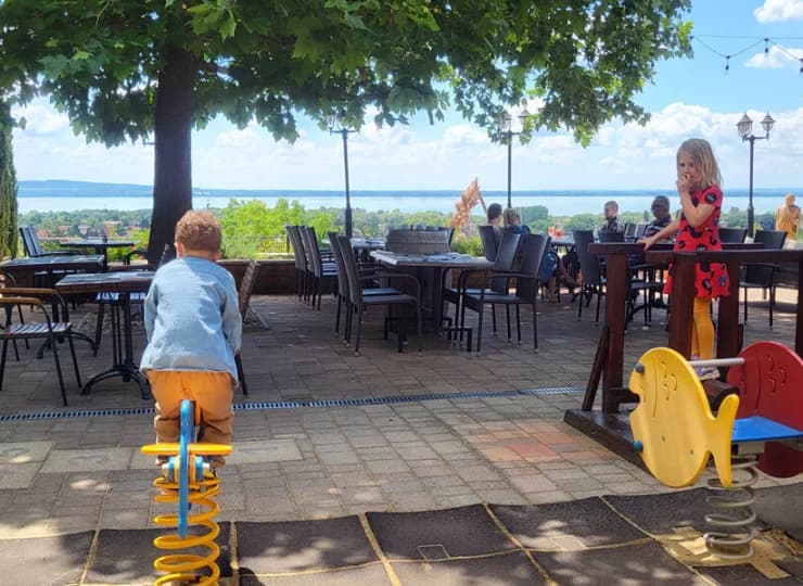 Plac zabaw z widokiem na Balaton
