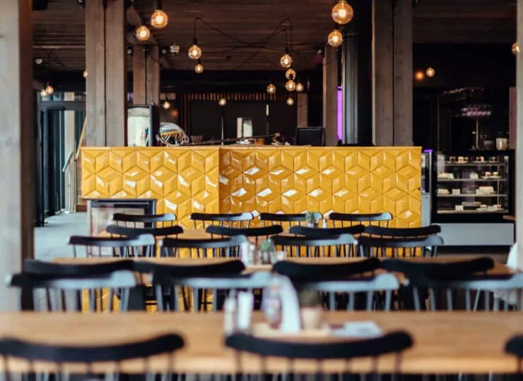 Na terenie kompleksu są 2 restauracje, bar, piekarnia i lodziarnia