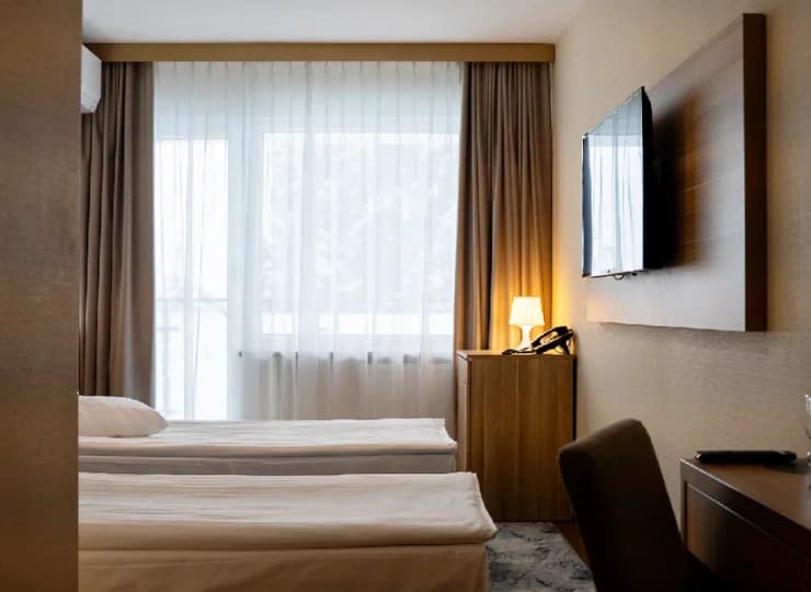 W pokojach 2-os. i Standard 2+1 jest balkon